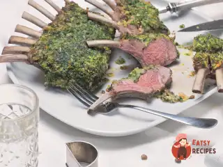 Баранина в панцирі з петрушки із зеленою картоплею