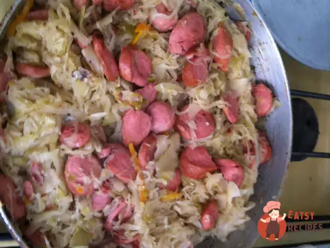 Сосиски з капустою у пиві