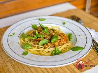 Спагетті болоньєзе з соєвим фаршем