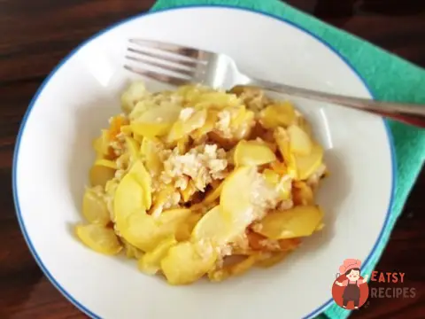 Вівсянка з яблуками, грушами та курагою