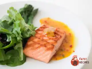 Лосось з кисло-солодкою червоною цибулею