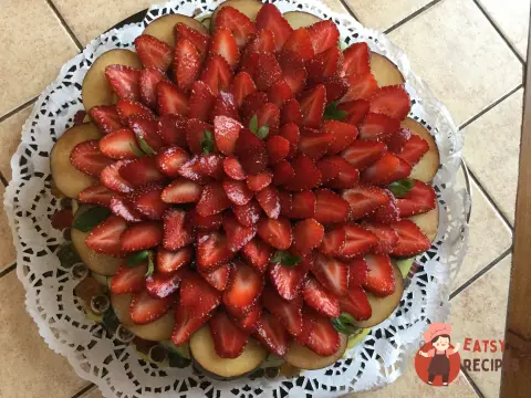 Медовий торт з полуницею та бананами