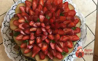 Медовий Торт З Полуницею Та Бананами