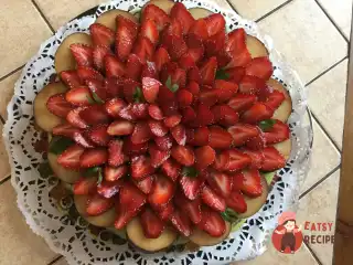 Медовий торт з полуницею та бананами