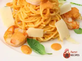 Спагетті з тигровими креветками та соусом каррі.