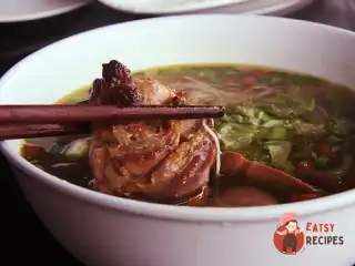 Локшина зі свининою, шинкою та томатами