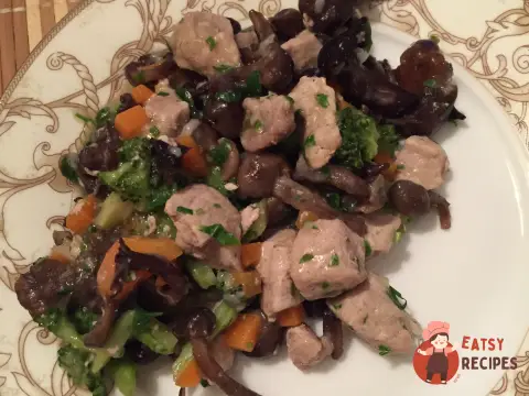 Ніжна свинина з тушкованими овочами, грибами та прянощами