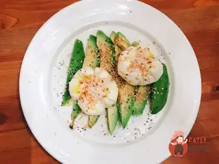 Яйце пашот на подушці з авокадо зі смаженим кунжутом