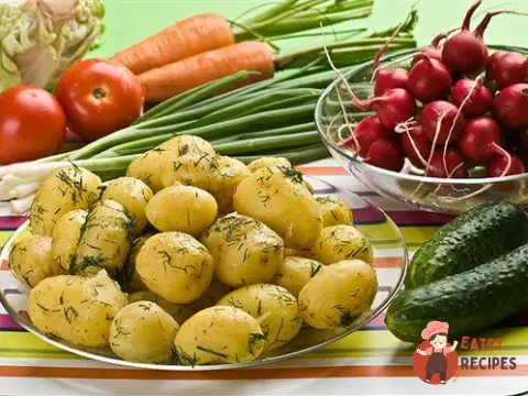 Молода картопля в травах