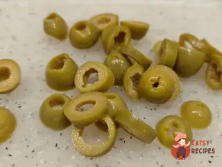 Крок 7: Грецький салат з оливками та фетою
