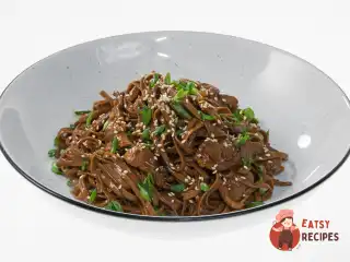 Гречана локшина з качечкою та кунжутом