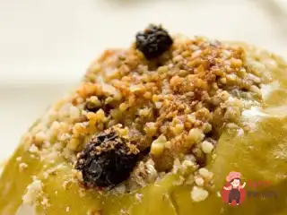 Яблука, запечені з горіхами та медом