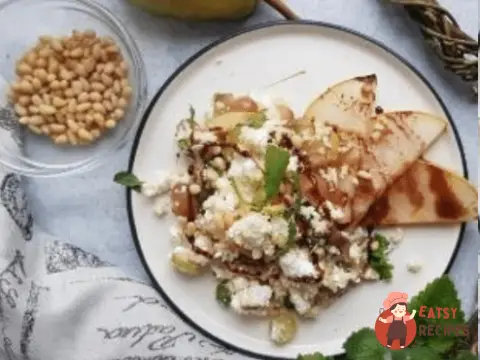 Салат з кускусом, грушами, виноградом, м'ятою та кедровими горіхами