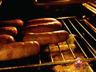 Ковбаски з паприкою та в'яленими помідорами