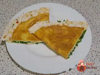 Швидкий сніданок з лаваша, яєць, зелені та твердого сиру