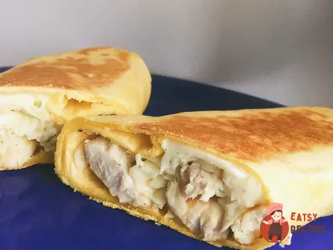 Гаряча коржик з сулугуні та куркою
