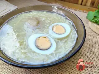 Курячий суп з вермишеллю та яйцем