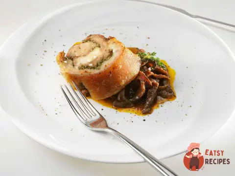 Рулет зі свинячої очеревини зі скоблянкою з кукумарії