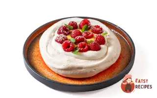 Павлова з лимонним курдом та малиною