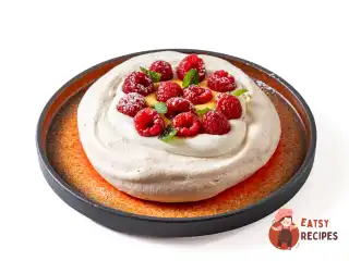 Павлова з лимонним курдом та малиною