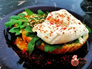 Брускетта з яйцем пашот