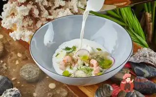 Біла Окрошка З Морепродуктами, Копченою Тріскою Та Овочами.