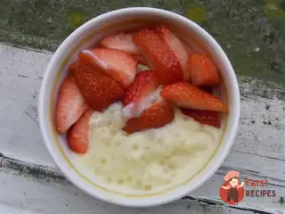 Кокосова тапіока з ваніллю та полуницею.