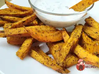 Батат, запечений скибками в спеціях