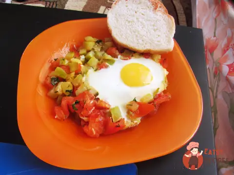 Яйця, запечені з овочами