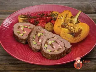 Рулет з яловичини із запеченими овочами та бальзаміко.