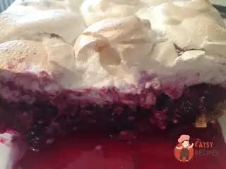 Пиріг з чорною смородиною та меренгою