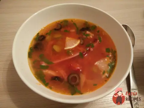 Солянка м'ясна із солоними огірками