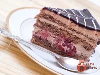 Шоколадний торт з вишнею