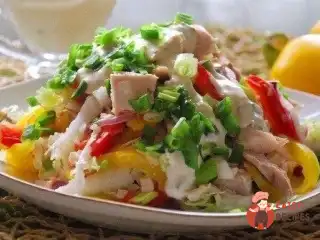 Різнокольоровий курячий салат з перцями та капустою.