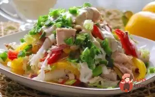 Різнокольоровий Курячий Салат З Перцями Та Капустою.