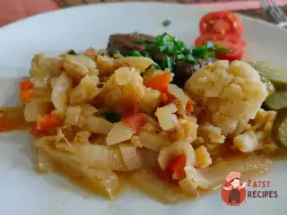 Тушкована кольорова та пекінська капуста з солодким перцем і помідором