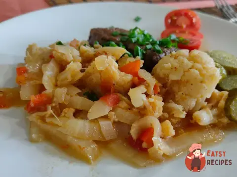 Тушкована кольорова та пекінська капуста з солодким перцем і помідором