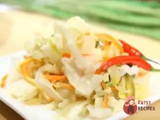 Салат із маринованої капусти з яблуками