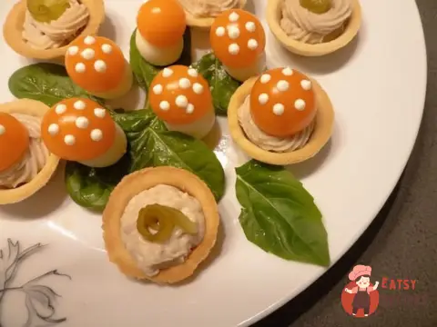 Закусочні грибочки-мухоморчики з чері та перепелиних яєць