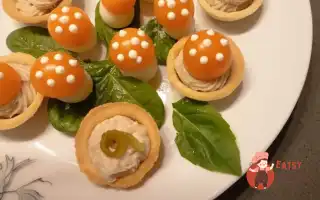 Закусочні грибочки-мухоморчики з чері та перепелиних яєць