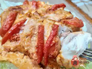 Куряча грудка з помідорами та сиром