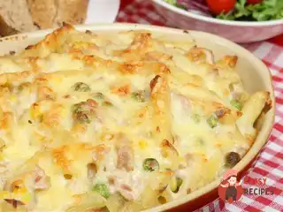 Пенне, запечені з пармезаном, вершками та прошутто.