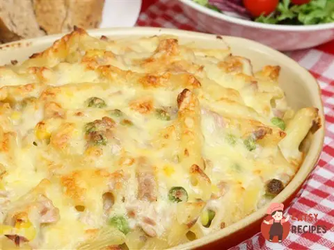 Пенне, запечені з пармезаном, вершками та прошутто.