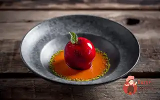 Яблуко, Запечене З Чорносливом, Горіхами Та Манговим Соусом.