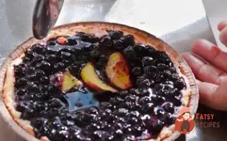 Відкритий Пиріг З Чорницею Та Персиками.