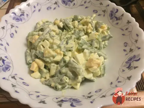 Салат із зеленої квасолі з яйцями