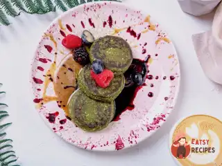 Сирники з тофу з матчу та кокосовим згущеним молоком