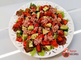 Салат із тунцем і помідорами