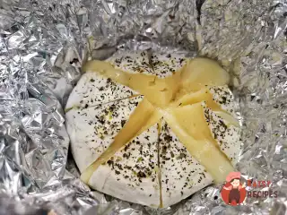 Запечений камамбер із селери
