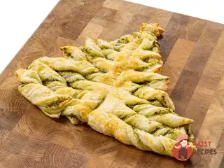 Ялинка з листкового тіста з песто